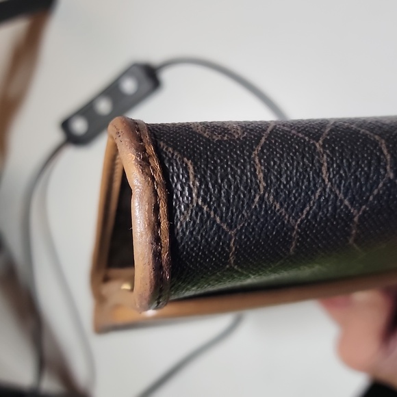 Christian Dior Honeycomb shoulder. The snap button have to press hard to snap - Picture 13 of 16